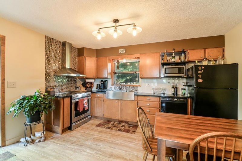 630 Eldridge Ave W, Roseville, MN 55113