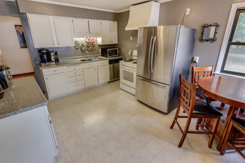 1495 Sandhurst Ave E, Maplewood, MN 55109