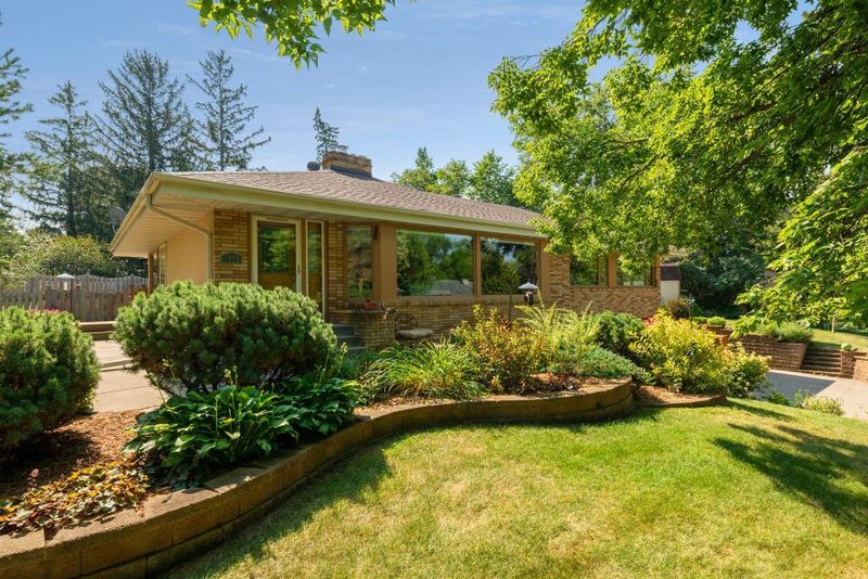 2450 Dunlap St N, Roseville, MN 55113