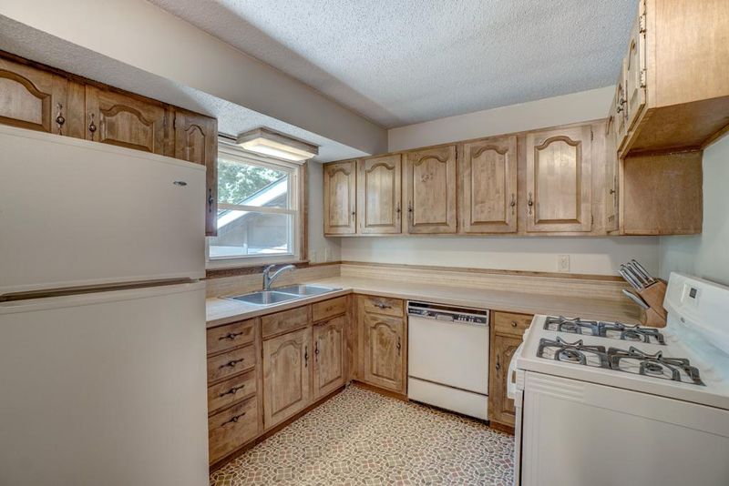 4011 Mcknight Rd N, White Bear Lake, MN 55110