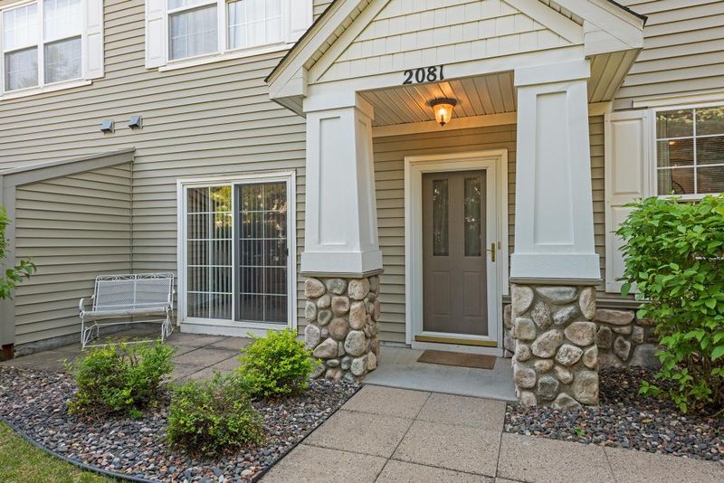 2081 Baneberry Way E, Chanhassen, MN 55317