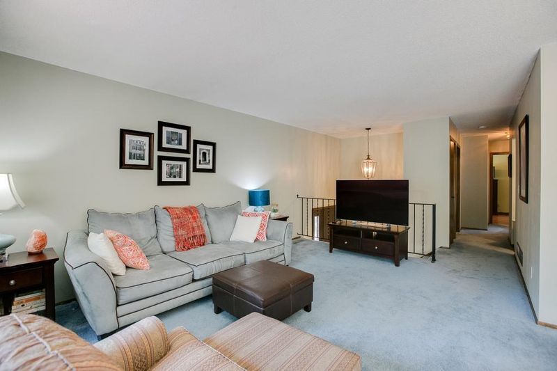 6828 Macbeth Cir, Woodbury, MN 55125