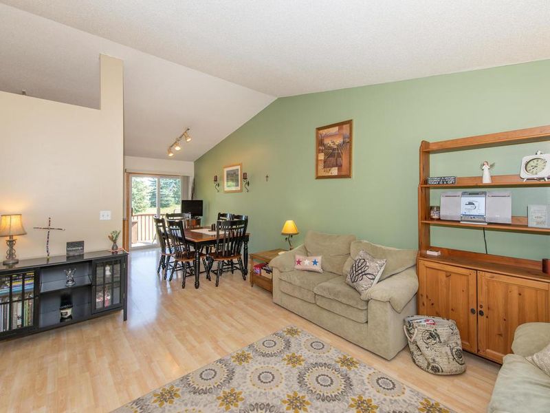 880 Sparrow Rd, Waconia, MN 55387