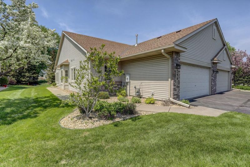 2991 Caroline Ct, Little Canada, MN 55117