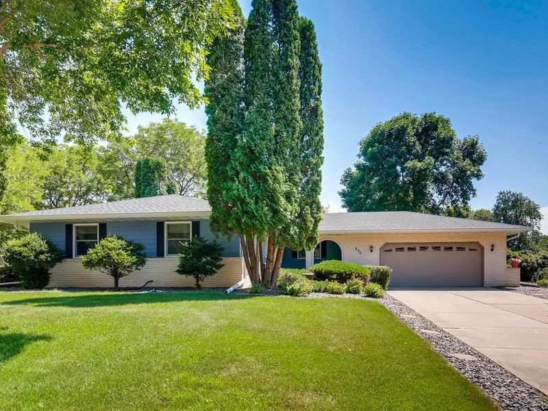 630 Atlantic Hill Dr, Eagan, MN 55123