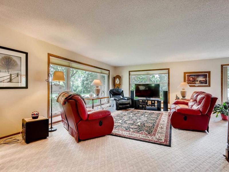 630 Atlantic Hill Dr, Eagan, MN 55123
