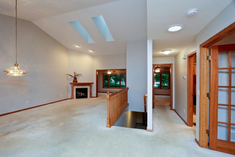 811 Eagan Oaks Ln, Eagan, MN 55123