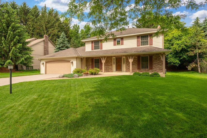 1234 Shannon Dr, Woodbury, MN 55125