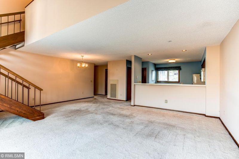 1372 Carling Dr #301, Saint Paul, MN 55108