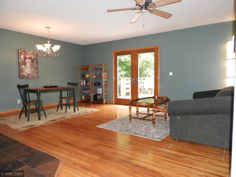 269 Pinewood Dr, Apple Valley, MN 55124