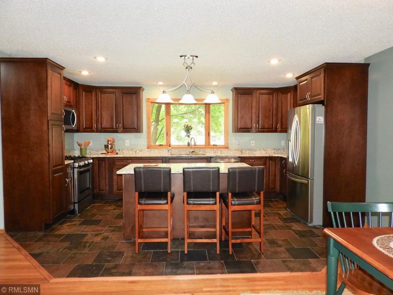 269 Pinewood Dr, Apple Valley, MN 55124