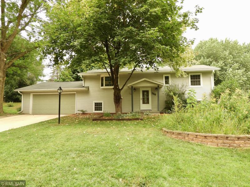 269 Pinewood Dr, Apple Valley, MN 55124