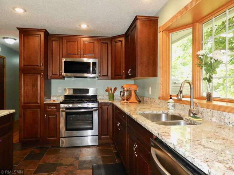 269 Pinewood Dr, Apple Valley, MN 55124