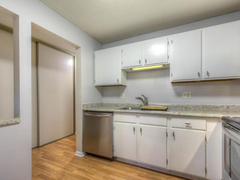 3425 Golfview Dr, Eagan, MN 55123