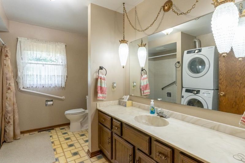 25 Thro Ct, Mankato, MN 56001