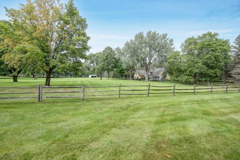 1482 Hunter Dr, Wayzata, MN 55391