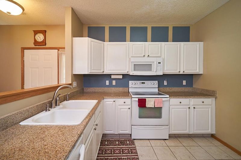 963 Providence Dr, Shakopee, MN 55379