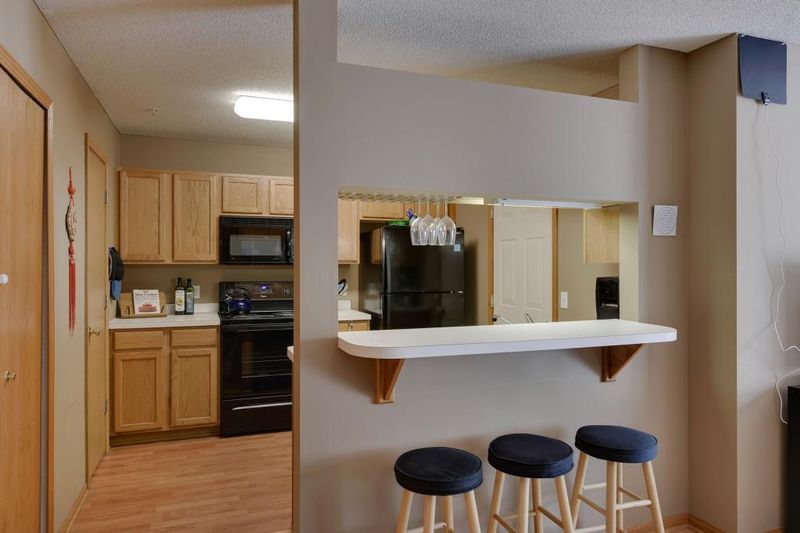 8890 Peep O Day Trl, Eden Prairie, MN 55347