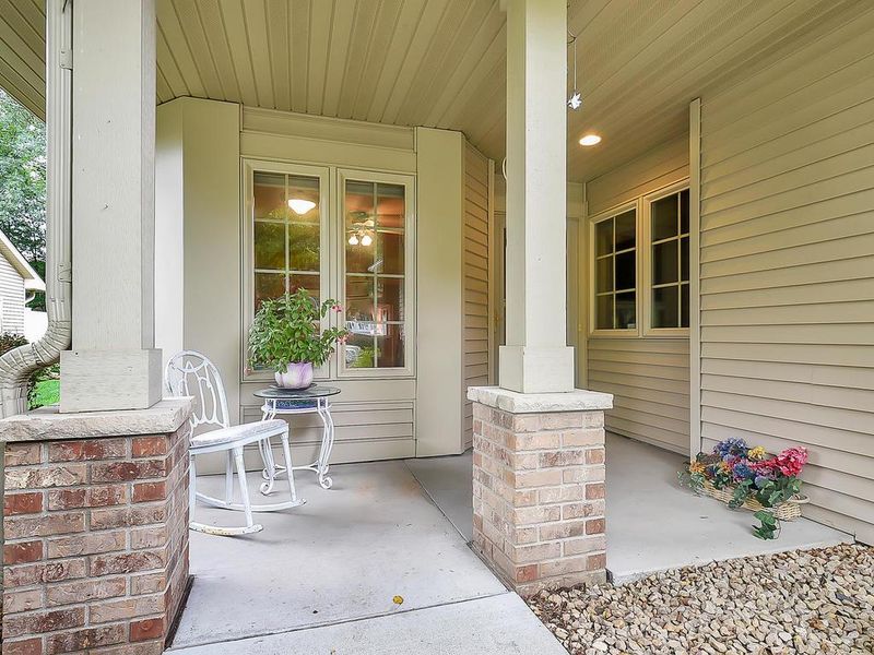 346 Summer Ln, Maplewood, MN 55117