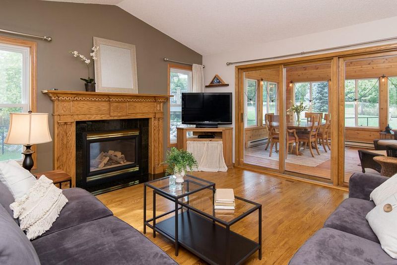 6016 Meadowood Ct, Savage, MN 55378