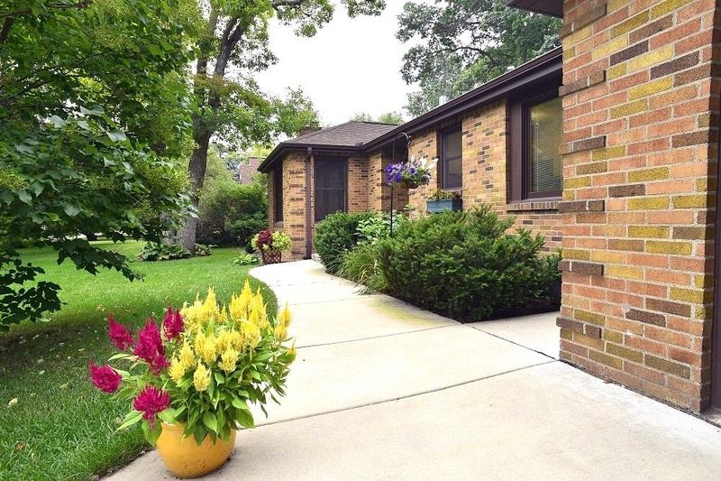 1650 Ridgewood Ln S, Roseville, MN 55113