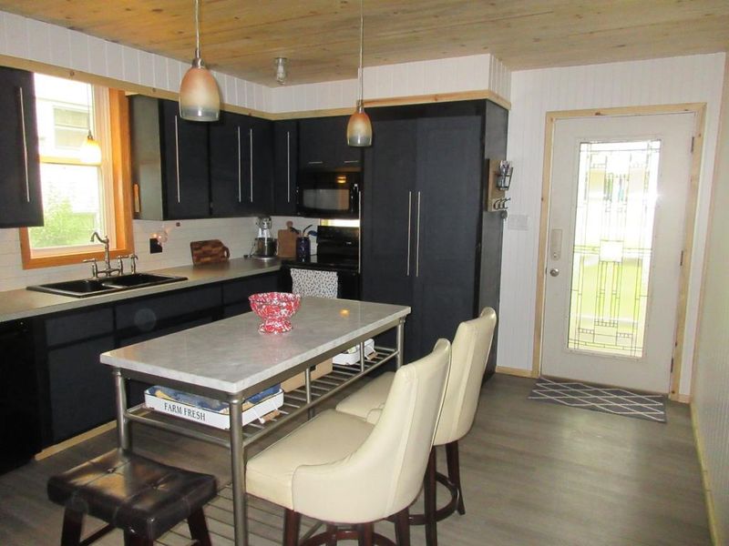 711 Chinook Ave SW, Avon, MN 56310