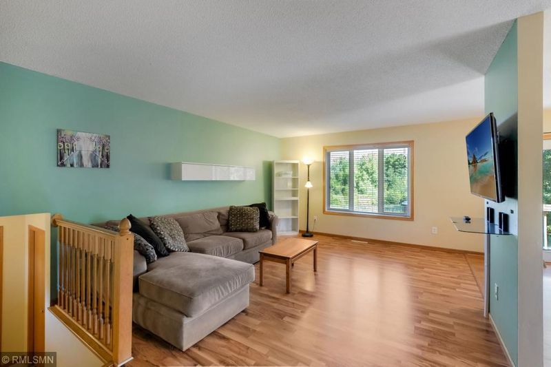 925 Iris Ct S, Cambridge, MN 55008