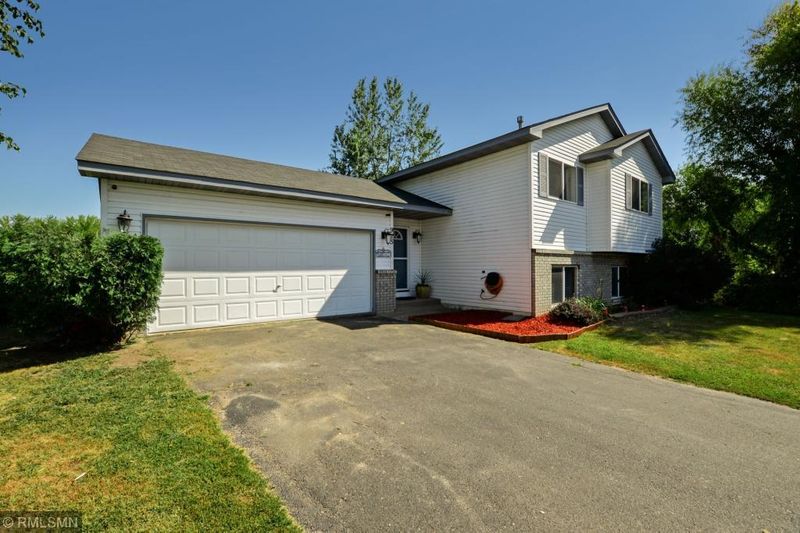 925 Iris Ct S, Cambridge, MN 55008
