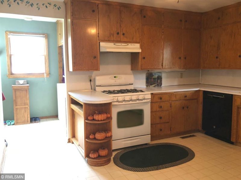 323 5th St, Gaylord, MN 55334