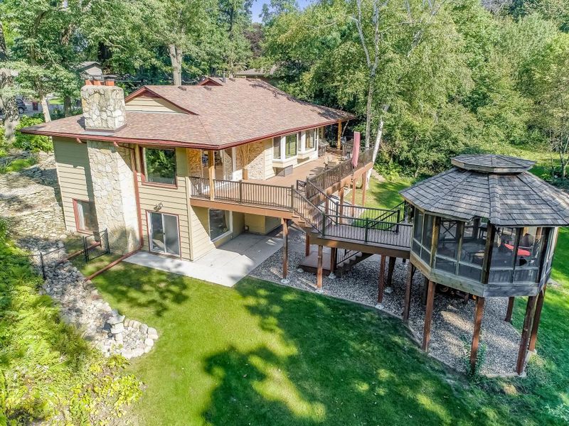 140 Crestview Dr N, Maplewood, MN 55119