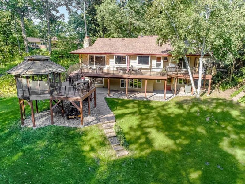 140 Crestview Dr N, Maplewood, MN 55119