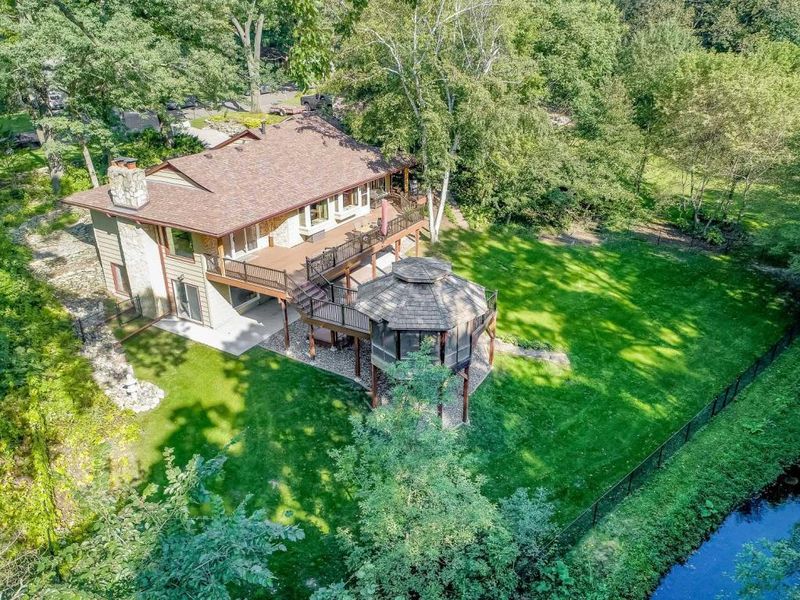 140 Crestview Dr N, Maplewood, MN 55119