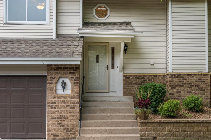 1605 Clemson Dr #B, Eagan, MN 55122