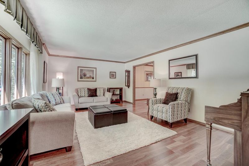 2000 Evergreen Ct, Roseville, MN 55113