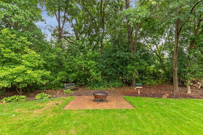 2429 Helena Ave N, Oakdale, MN 55128