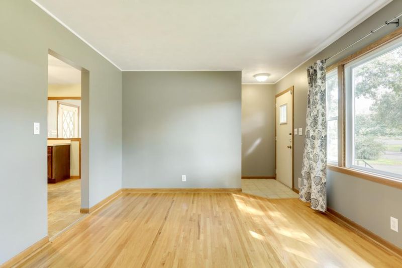 1459 Skillman Ave E, Maplewood, MN 55109
