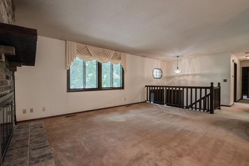 8952 Darnel Rd, Eden Prairie, MN 55347