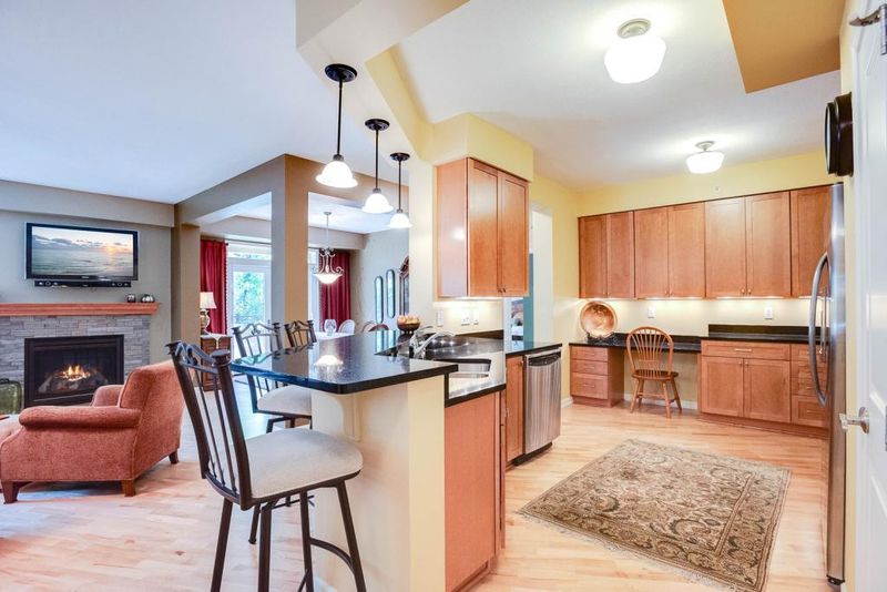 1320 Riverside Ln #204, Mendota Heights, MN 55118