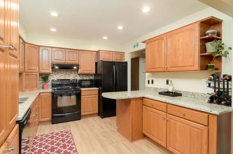 9805 Friar Dr, Eden Prairie, MN 55347