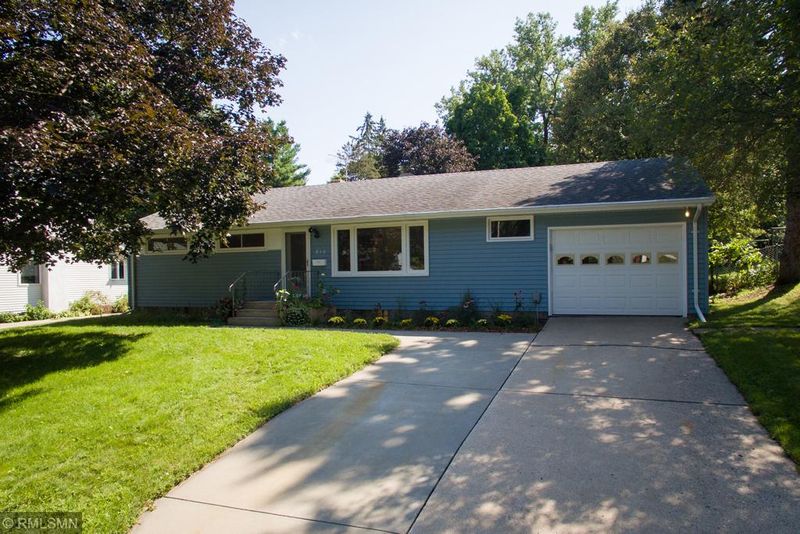 810 Parker Ave, Roseville, MN 55113