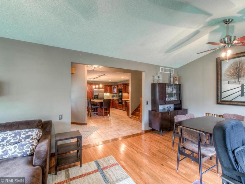 817 Bryant Ln, Burnsville, MN 55337