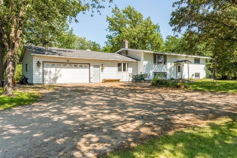 690 30th St SW, Montrose, MN 55363