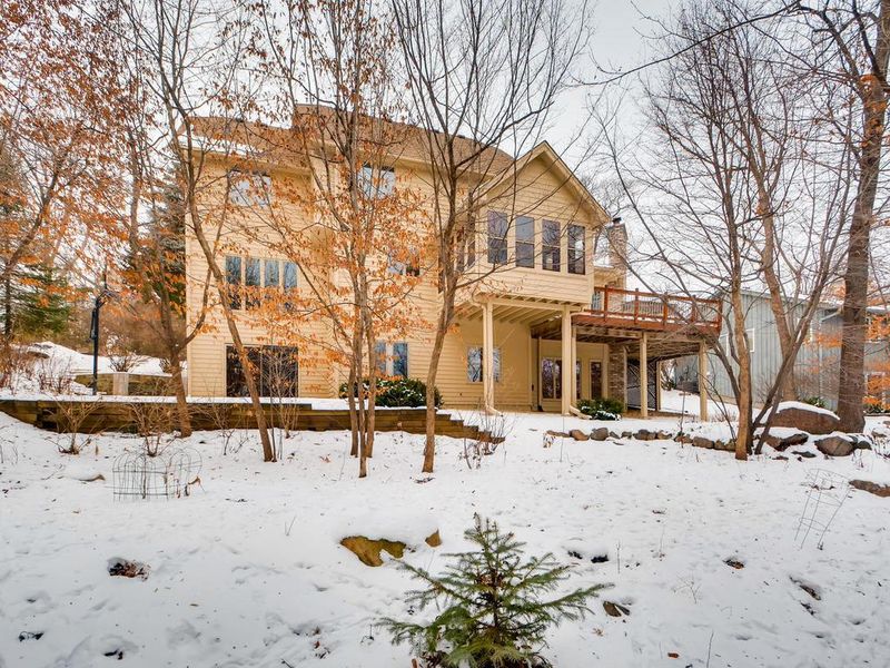 8893 Hidden Oaks Dr, Eden Prairie, MN 55344