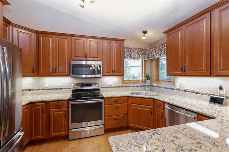 2334 Kingston Ave E, Maplewood, MN 55109