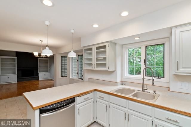 4126 Parkridge Dr, White Bear Lake, MN 55110