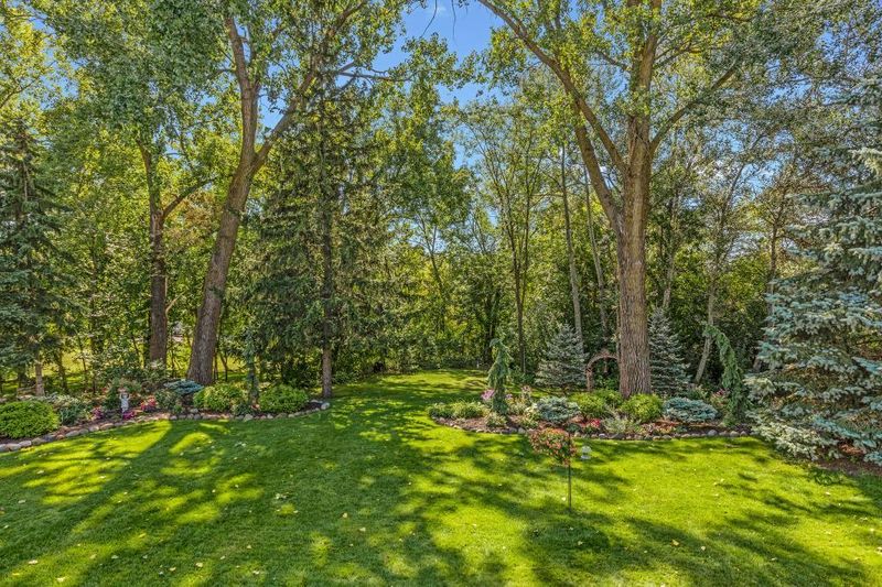 2260 Nebraska Ave E, Maplewood, MN 55119