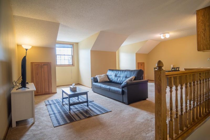 1902 Park Ridge Ct, Saint Paul, MN 55119