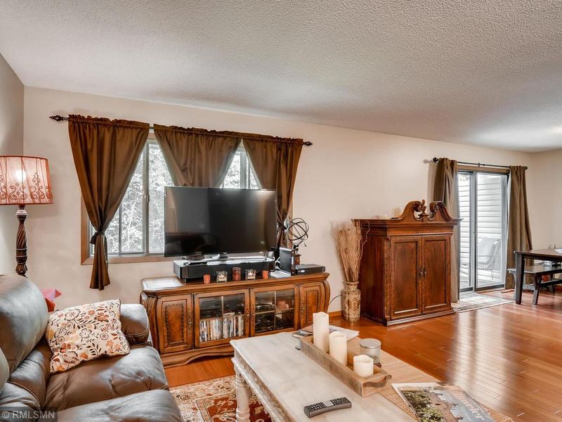 1311 Crestridge Ln, Eagan, MN 55123