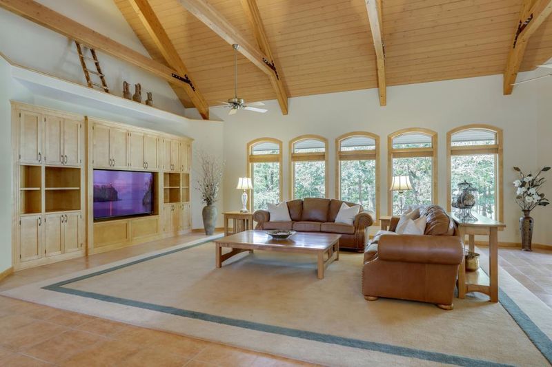 11 N Mallard Rd, North Oaks, MN 55127
