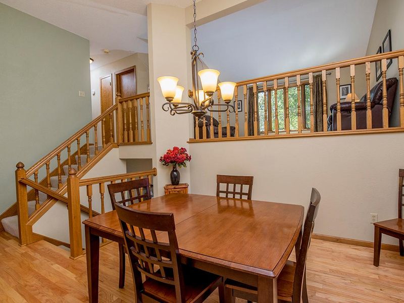 240 Shamrock Dr, Mahtomedi, MN 55115